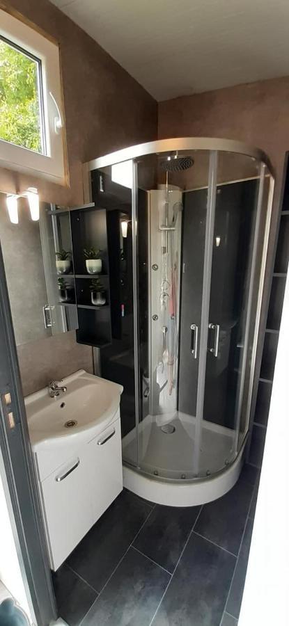 Chalet 2 Landgoedcamping Nienoord In Leek Eksteriør bilde